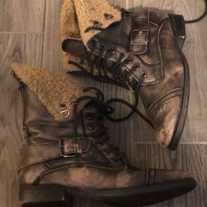 Distressed combat boots with fur collar